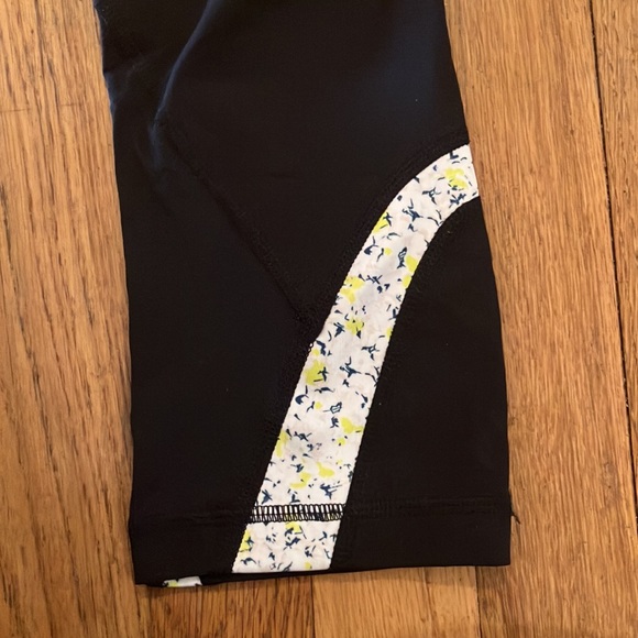 Lululemons Soul Barn Capris Size 4 - Picture 5 of 9